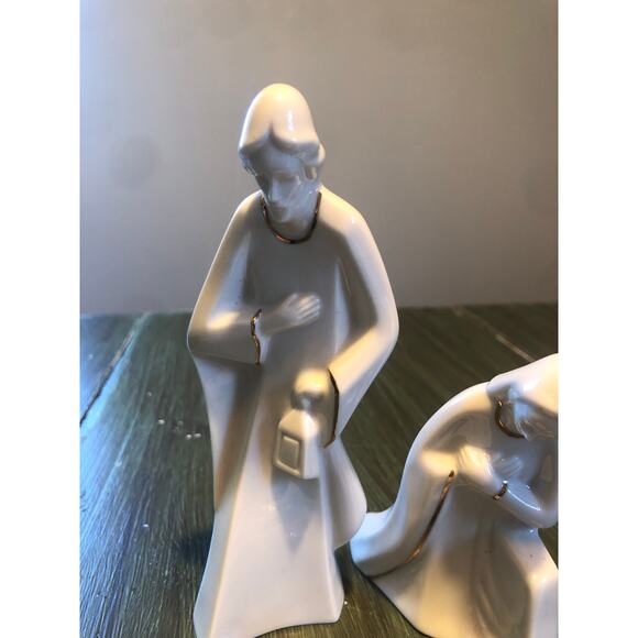 Mikasa EUC 3 Piece Small Nativity Set KT421/995 - Joseph, Mary, Baby Jesus - Picture 2 of 4